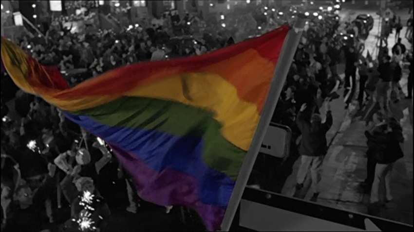 Die LGBTIQ-Gemeinschaft erobert nach der Wahlniederlage des konservativen Kandidaten ihr Viertel zurück (Staffel 3, Folge 14).