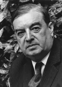 Roger Caillois (1913-1978) war zunächst Mitglied der Gruppe der Surrealisten. Mit Georges Bataille gründete er anschließend das College de Sociologie. Während des Zweiten Weltkriegs weilte er in Argentinien, von wo aus er intellektuellen Widerstand gegen den Faschismus leistete. Wissenschaftlich sprengte Caillois nahezu jede disziplinäre Grenze: Er arbeitete an einer Soziologie des Heiligen, schrieb ein viel beachtetes Buch über Spiele und verfasste philosophische Meditationen über Steine. Gemeinsamer Fluchtpunkt seiner Bemühungen war eine «Logik des Imaginären», die zwischen Natur und Kultur vermittelt.