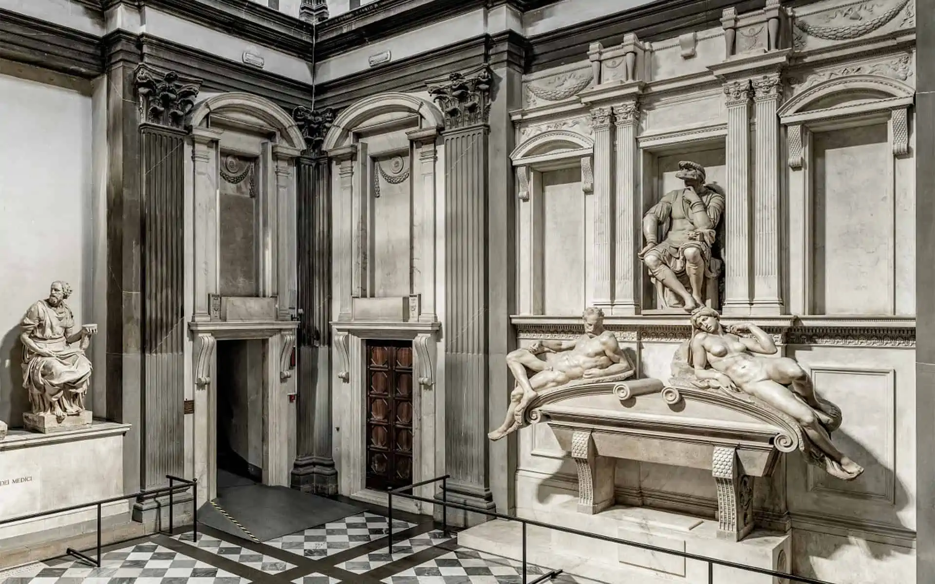 Eine der Medicikapellen gestaltete Michelangelo. Im Bild rechts: Das Grabmal Das von Lorenzo di Piero de’ Medici.