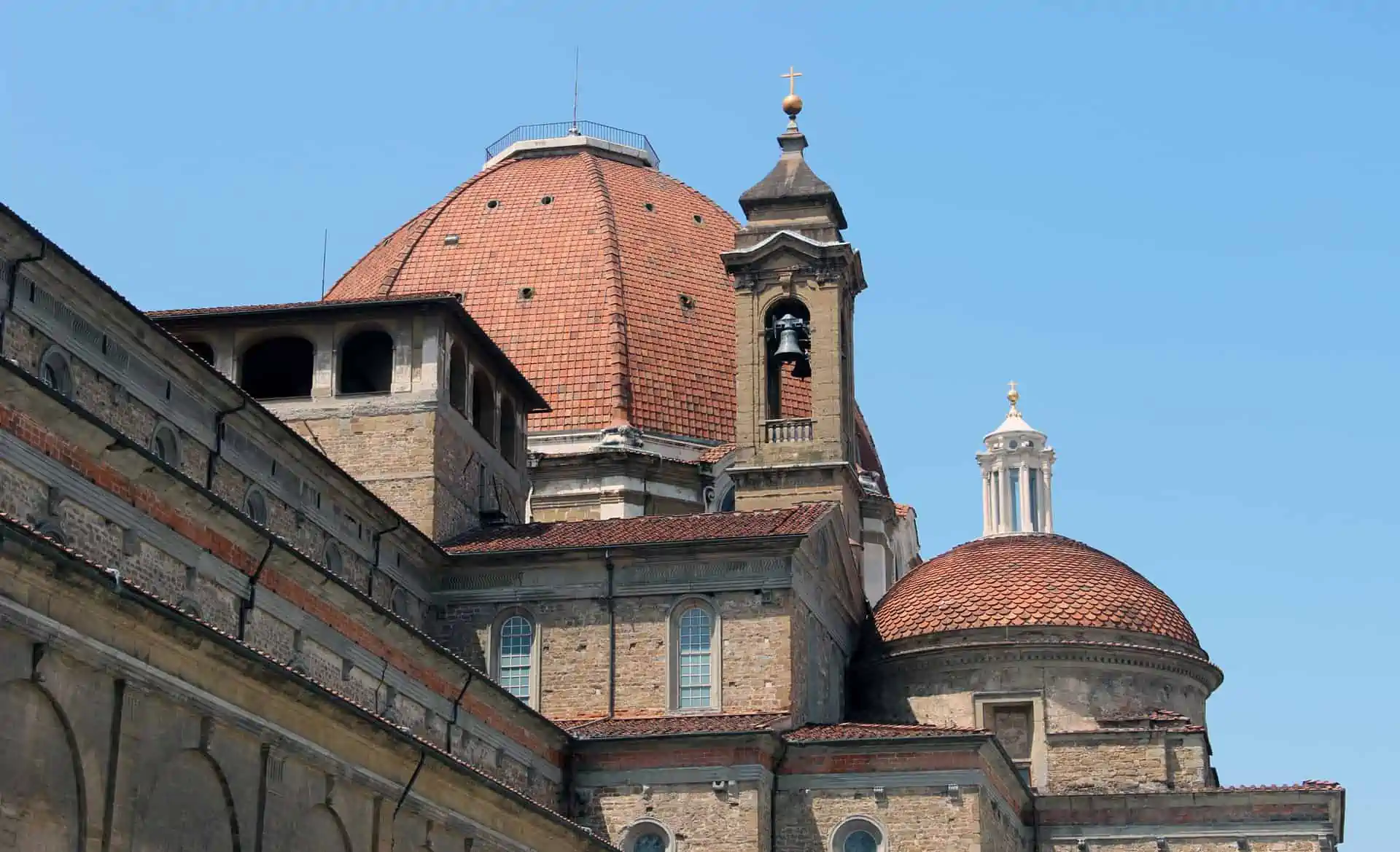 Basilica di San Lorenzo. Die Medicis bezahlten und beauftragten Filippo Brunelleschi mit dem Bau der eigenen Pfarrkirche. An sie grenzen die Kapellen mit den Grabmälern der Medici (Bild: Björn S…, Flickr).