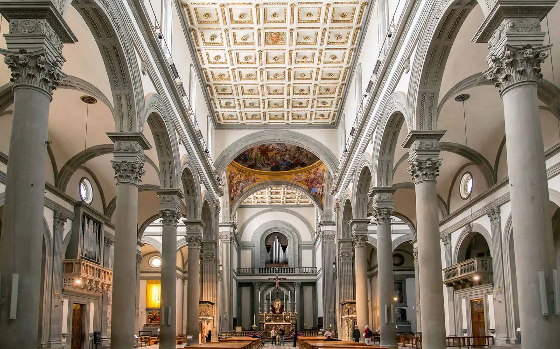 Im Innenraum verwirklichte Brunelleschi seine Idee einer Renaissancearchitektur.