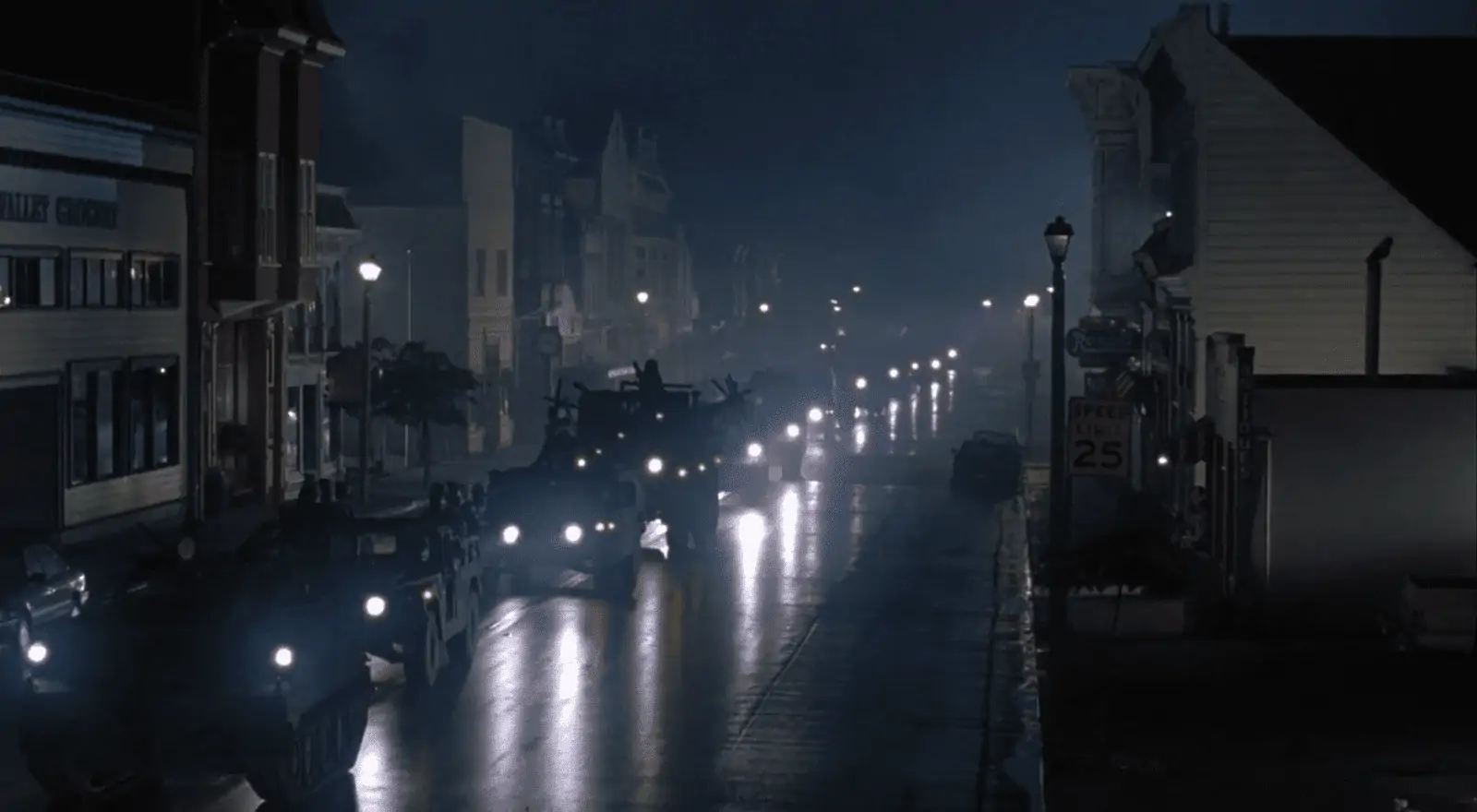 In der Kleinstadt Cedar Creek treten Krankheitsfälle mit ähnlichen Symptomen auf. Die Stadt wird abgeriegelt. Filmstill aus Outbreak (Petersen 1995).