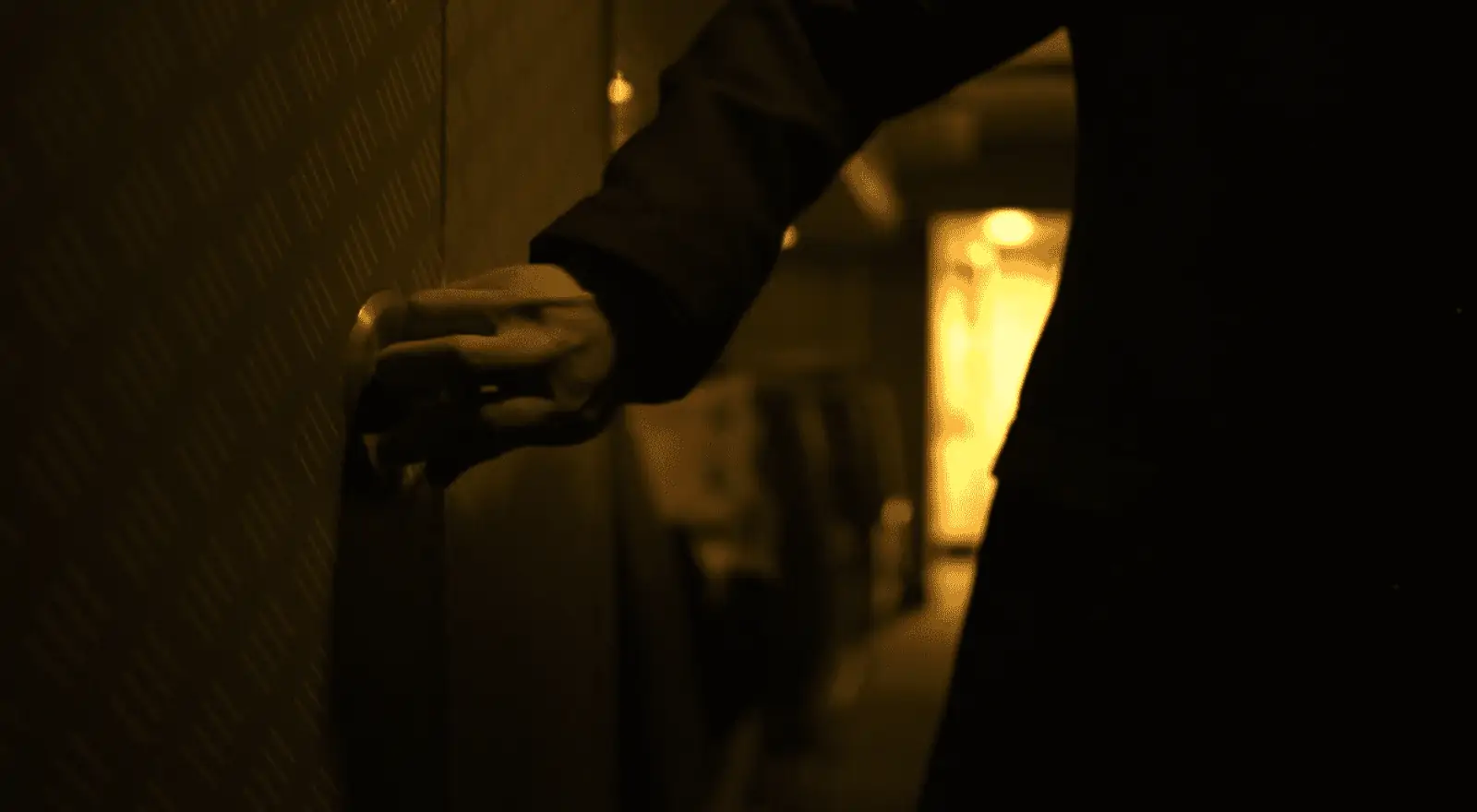 An Klotüren. Filmstill aus Contagion (Soderbergh 2011).