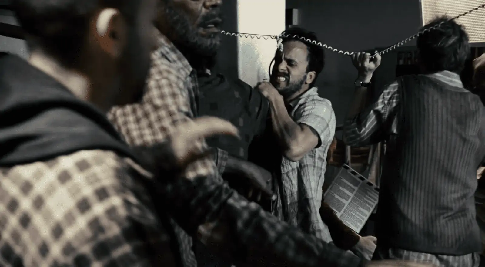 Im Lager herrschen sexuelle Gewalt, Verwahrlosung und Nahrungsmittelknappheit. Filmstill aus Blindness (Meirelles 2008).