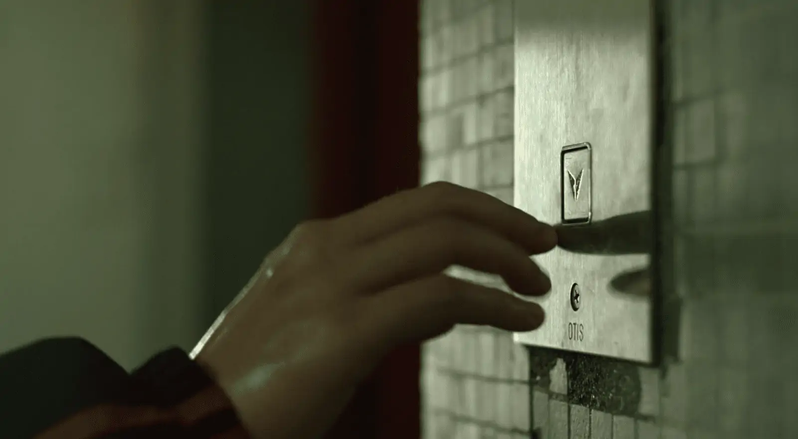 An Fahrstuhlknöpfen. Filmstill aus Contagion (Soderbergh 2011).