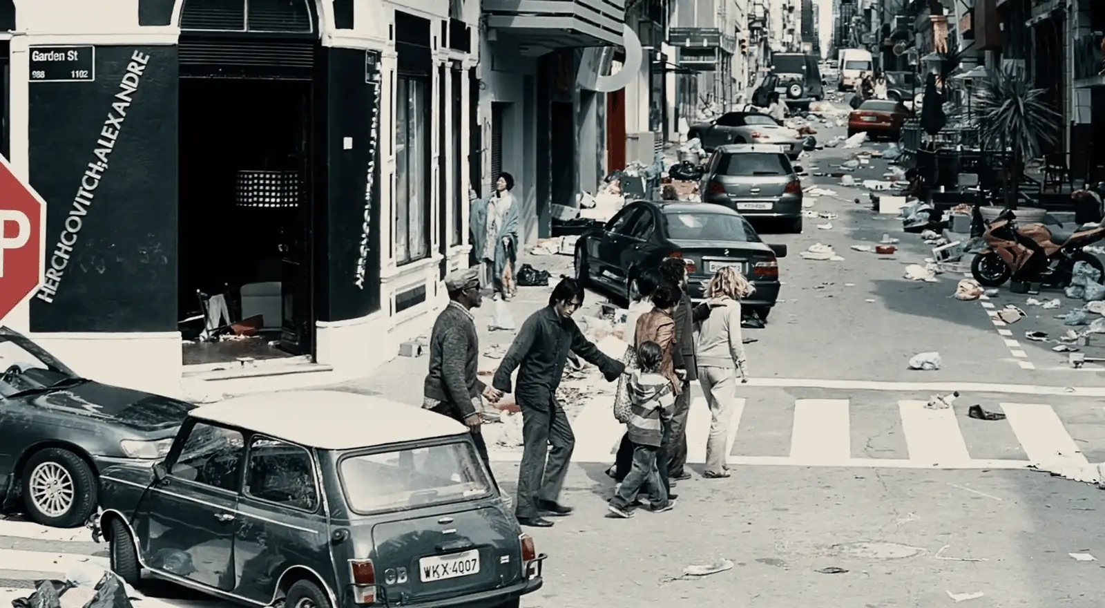 Flucht aus dem Lager in eine staatenlose Welt. Filmstill aus Blindness (Meirelles 2008).