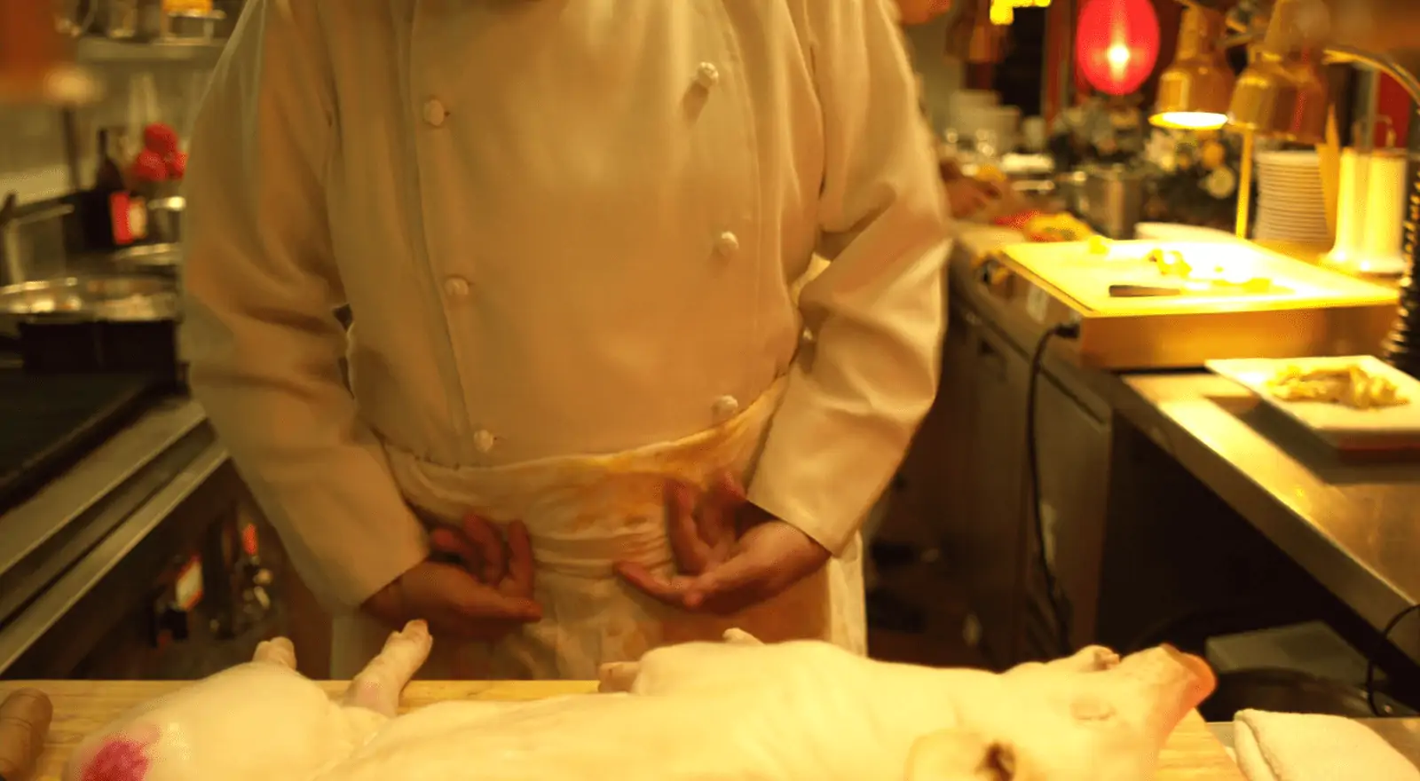 Über den Zwischenwirt Schwein gelangt das Virus an die Hände eines Kochs. Filmstill aus Contagion (Soderbergh 2011).