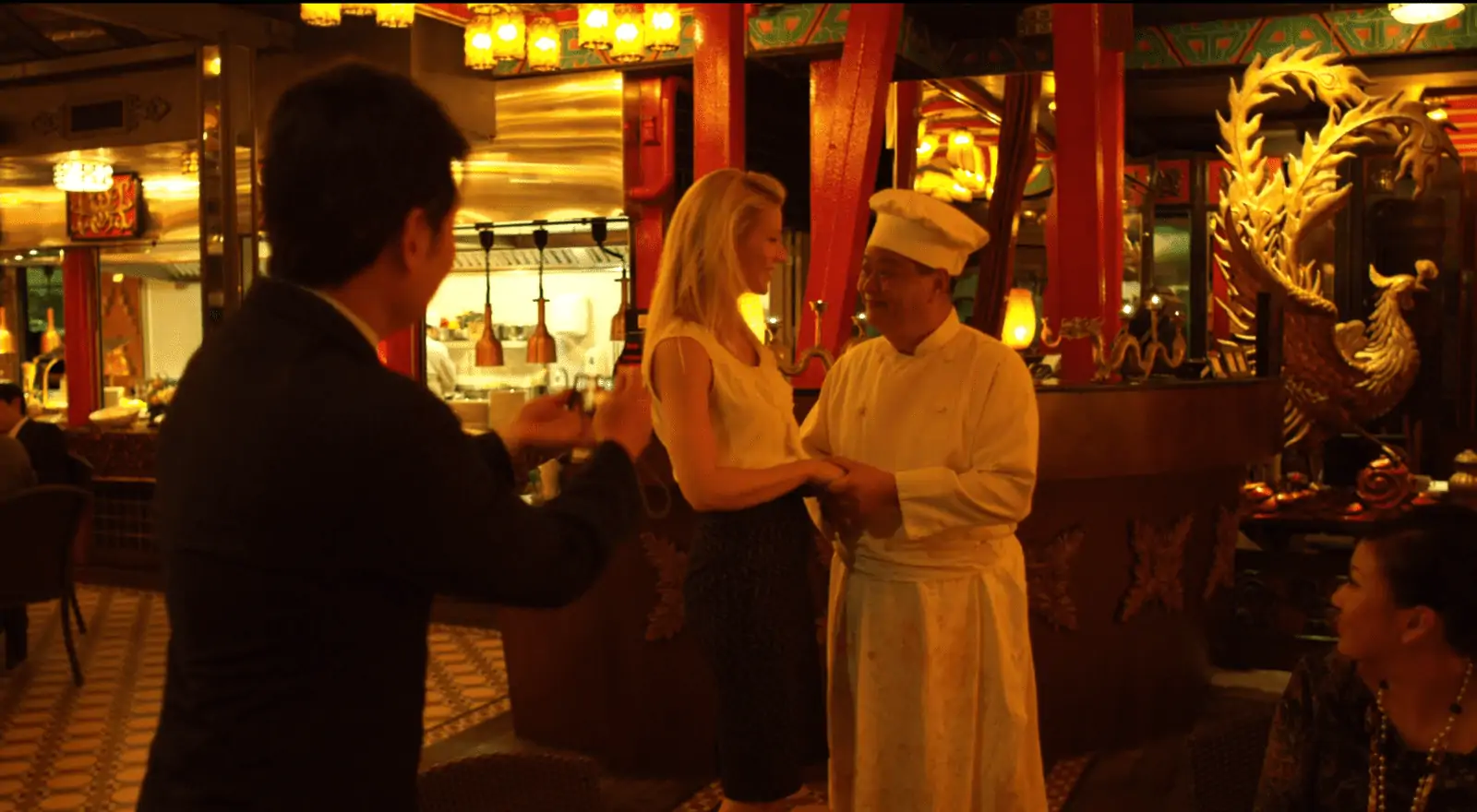 Händeschütteln in Macau. Filmstill aus Contagion (Soderbergh 2011).