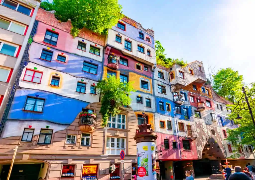 Fassade des Hundertwasserhauses in Wien (Bild: Mistervlad / Adobe Stock)