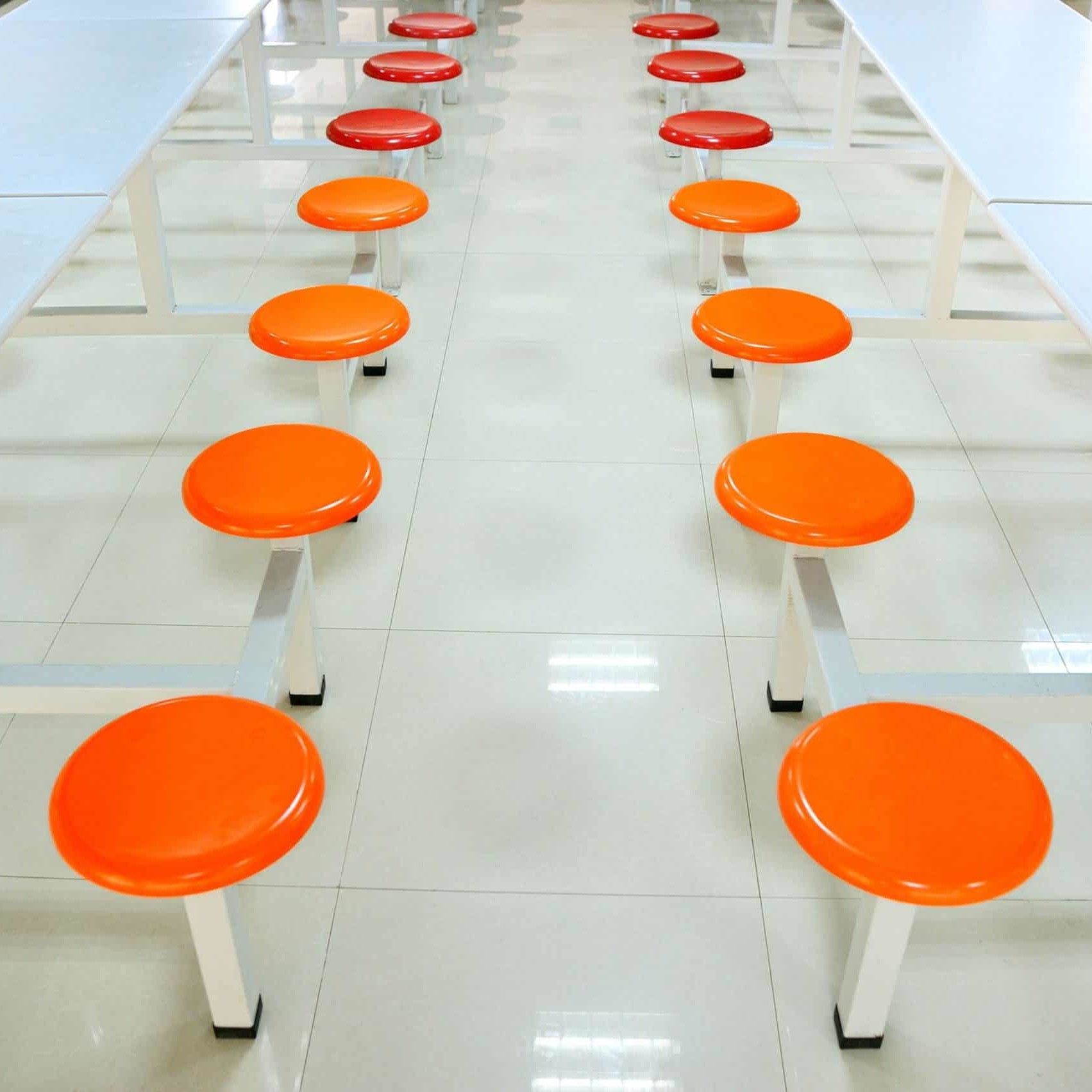 Leere Plastikstühle in einer Gefängniskantine