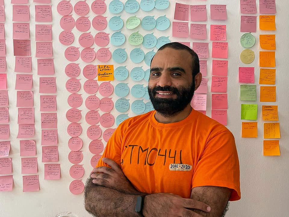 Mansoor Adayfi war 14 Jahre lang in Guantánamo gefangen – ohne Anklage und ohne Gerichtsverfahren. Letztes Jahr hat er mit einer Arbeit über die Rehabilitation und Reintegration ehemaliger Guantánamo-Gefangener ins Sozial- und Arbeitsleben einen Bachelor in Management gemacht. Dieses Jahr wird er seinen Master machen. Mit Hilfe seiner Anwälte, seiner Verleger und seiner Freunde hat Mansoor seine Memoiren Don’t Forget Us Here. Lost and Found at Guantánamo veröffentlicht und dazu Artikel in der New York Times geschrieben. Im Moment arbeitet er an einem zweiten Buch Life After Guantánamo. Er kämpft weiterhin für die Schließung von Guantánamo.